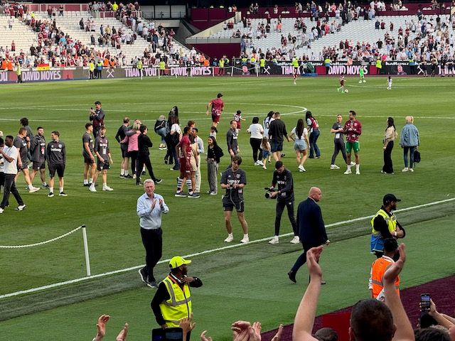 David Moyes doing a lap of the pitch after the match clapping and waving to the fans