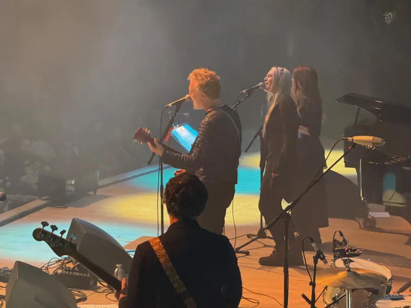 Glen singing a song with The Web Sisters