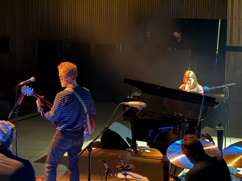 Close up shot of Glen and Markéta. Markéta is singing into the microphone.